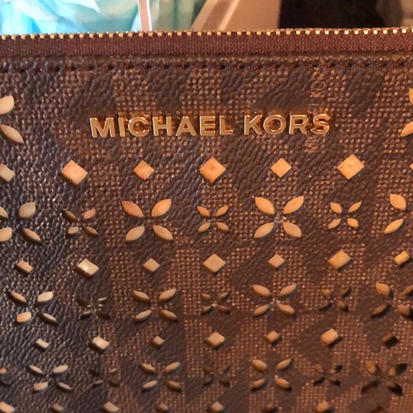 Authentic Michael Kors wristlet. NWOT - Picture 5 of 13